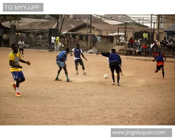 足球明星化身路人街头踢球引发热议展现真实足球魅力