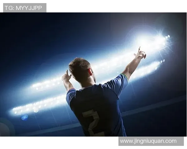 闭眼瞬间的足球员：专注与沉思交织的赛场背影